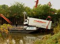 LKW faehrt in den Rhein Langel Hitdorf Faehre P333